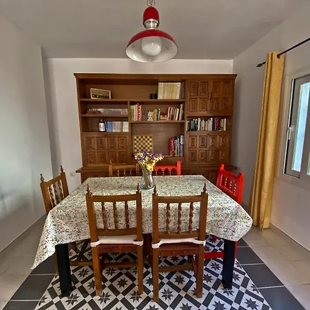 Casa Centrica Con Bonito Jardin Con 3 Dormitorios *